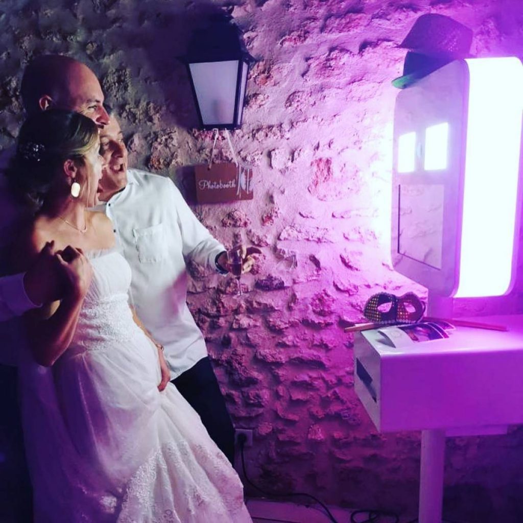 Immortalisez le plus beau jour de votre vie avec vos invités grâce au photobooth